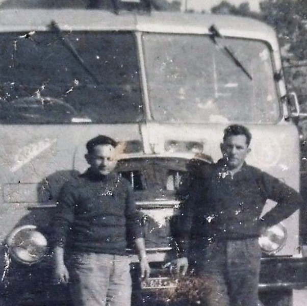 Venimos de una familia de fanáticos de los camiones que como pocas cosas de la vida, se lleva en la sangre. En la foto del año 1955, en Italia, de pantalón oscuro "Fanela" Tagliani, tío del "Gordo" el fundador de TAGLIANI Repuestos. Y como no podía ser de otra manera con un camión FIAT 682.